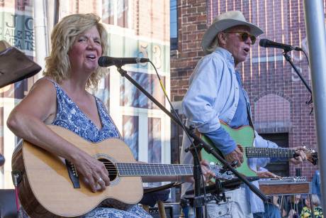 bill_and_kay_sing.jpg