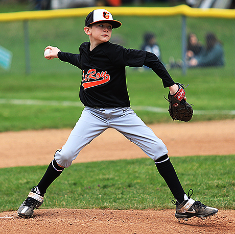 orioles_pitcher_bears_down.jpg