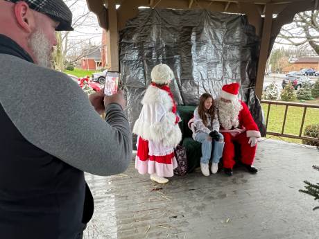 santa_with_girl_and_mrs.jpg