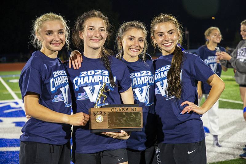 Girls 4x800m relay team