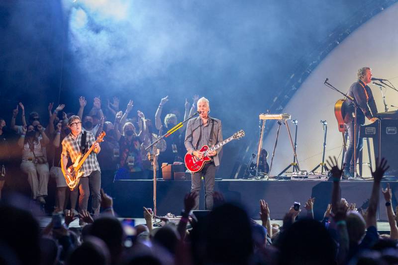 Fan Club behind band on stage, Matchbox Twenty. Photo by Steve Ognibene