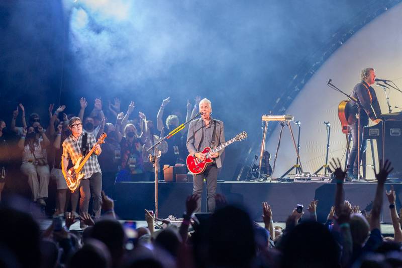 Fan Club behind band on stage, Matchbox Twenty.  Photo by Steve Ognibene