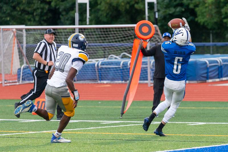 Cole Grazioplene scores first touchdown for Batavia in first quarter. Photo by Steve Ognibene