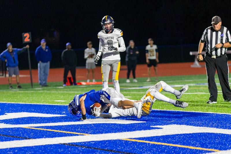 Batavia takes the lead with 3.8 seconds at haltime 20-14. Photo by Steve Ognibene