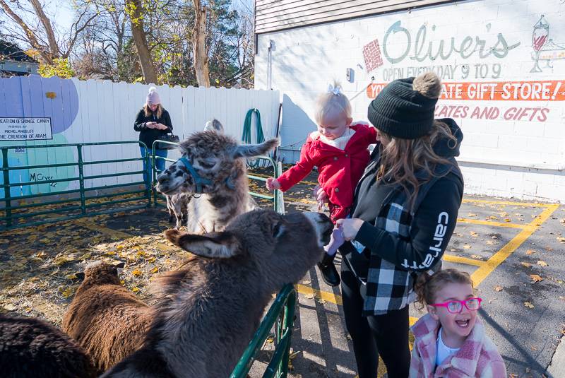 santa at oliver's candies 2023