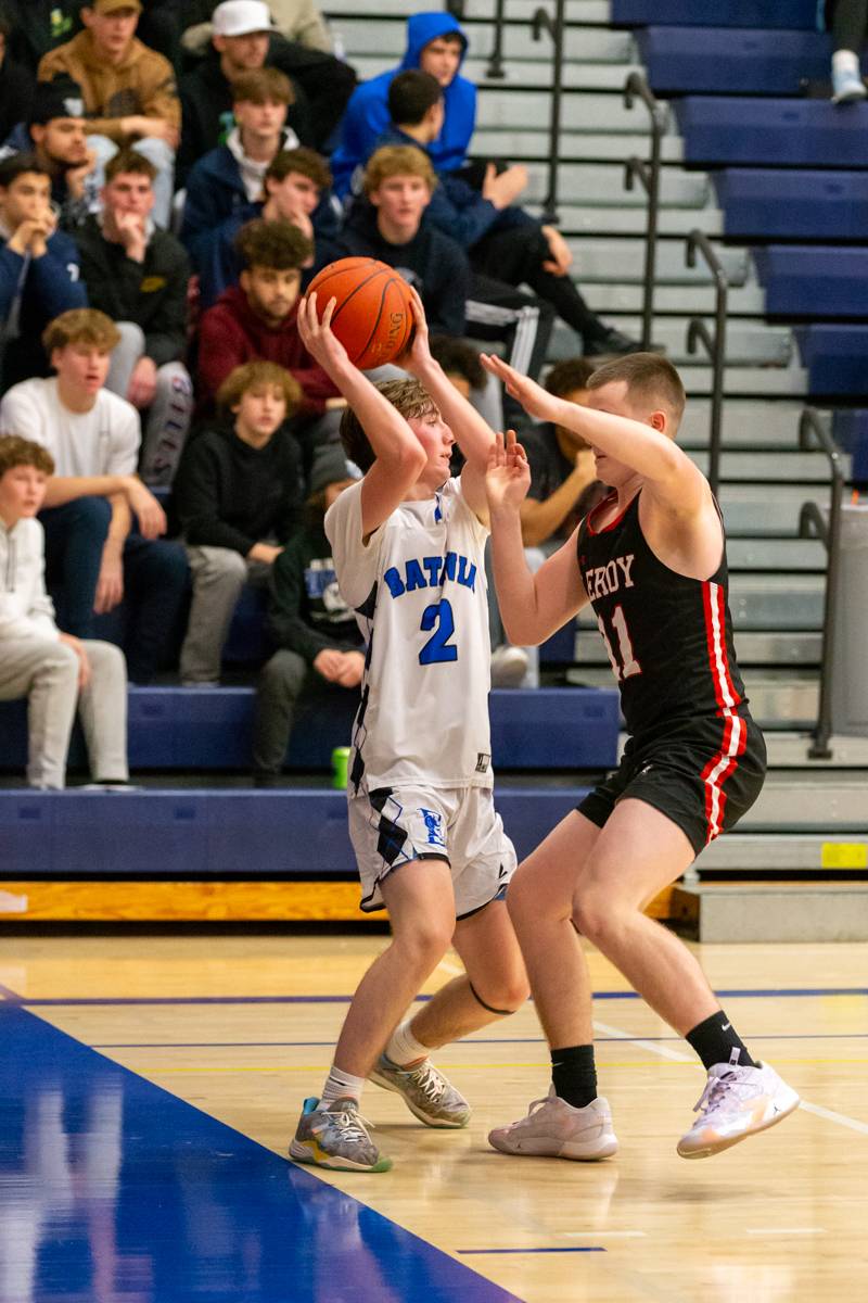 Cruze Rapone prepares a pass towards the hoop. Photo by Steve Ognibene