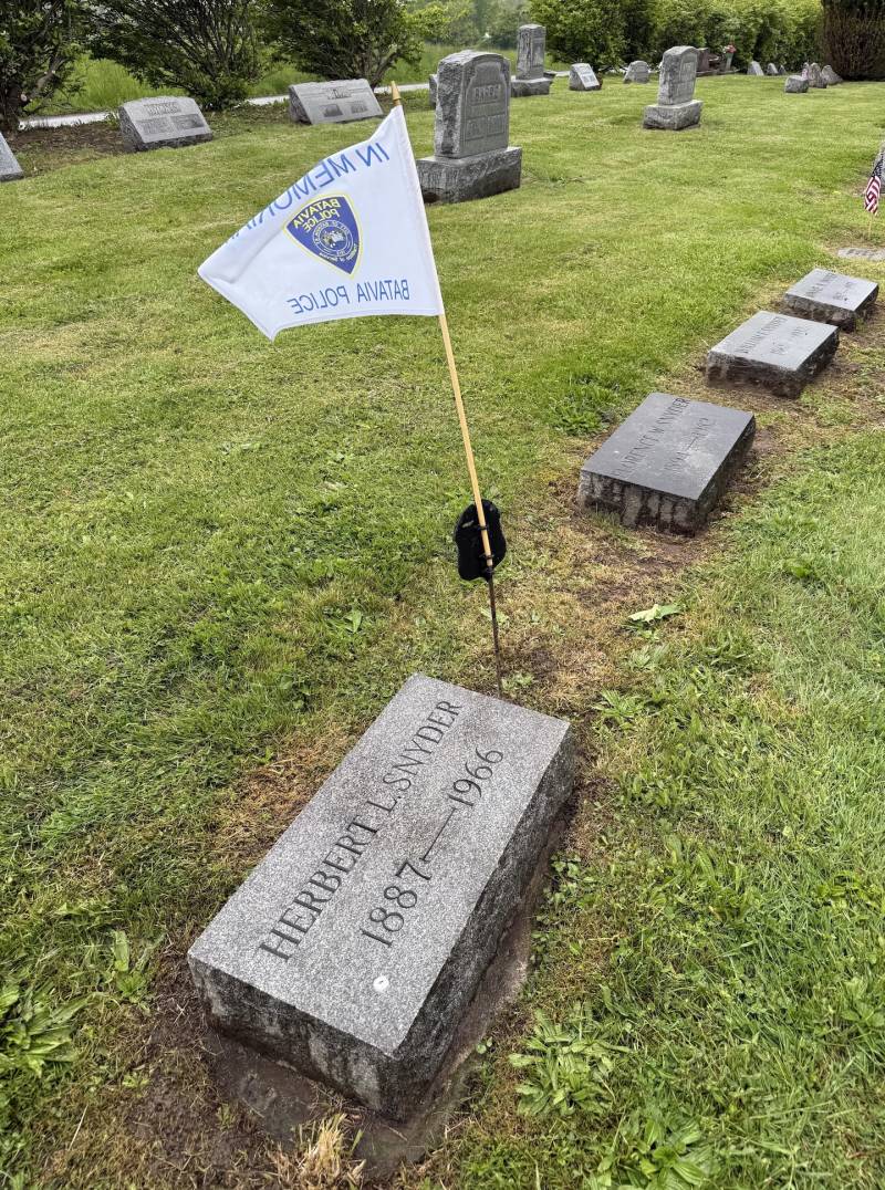 herbert-snyder-grave.jpg