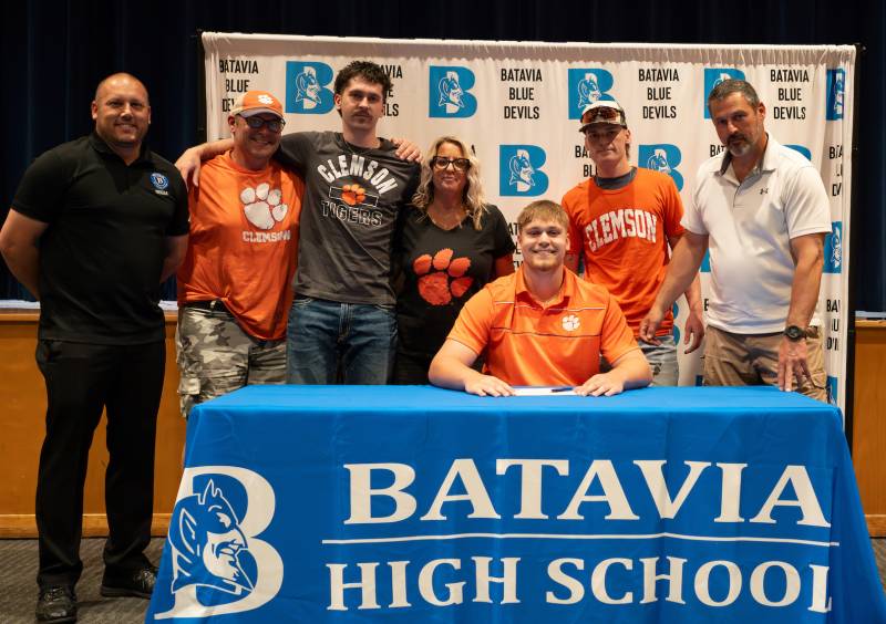 6.3.25-bhs-athletic-awards_sheldon-siverling_signing.jpg