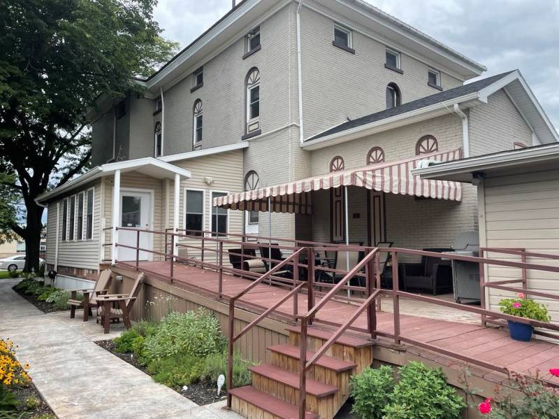 Crossroads house before deck